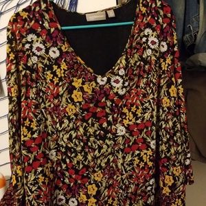🛍Pretty Black Floral V-Neck Top